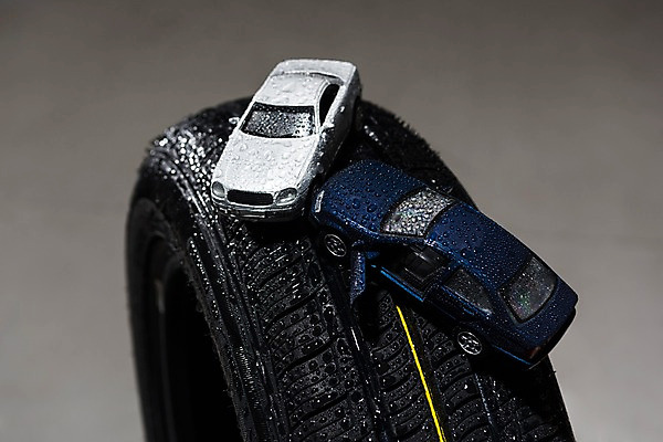 포토 JPG 스튜디오촬영 자동차 실내 사람없음 모형 비 교통사고 빗방울 타이어 자동차사고 국내포토 자연요소 육상교통 날씨 내부 비_날씨 사건 파일형식