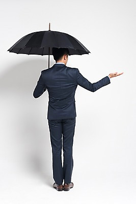 포토 JPG 스튜디오촬영 전신 남자 우산 실내 한명 들기 정장 성인 뒷모습 여름 검은색 비 손내밀기 장마 성인남자한명만 국내포토 자연요소 1 옷 계절 뷰포인트 컬러 모션 날씨 사람 손짓 내부 비_날씨 남자한명만 성인남자만 파일형식