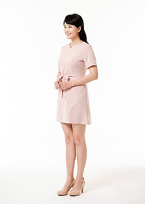 포토 JPG 스튜디오촬영 전신 응시 여자 실내 한명 서기 미소 성인 옆모습 30대 한국인 손모으기 성인여자한명만 국내포토 1 시선 뷰포인트 모션 표정 사람 동양인 손짓 내부 장년 여자한명만 성인여자만 파일형식