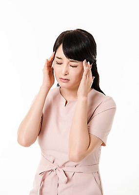 포토 JPG 스튜디오촬영 여자 실내 한명 서기 상반신 성인 앞모습 30대 머리 고통 한국인 찡그림 누름 두통 성인여자한명만 국내포토 1 감정 뷰포인트 모션 표정 사람 동양인 내부 신체부위 장년 질병 여자한명만 성인여자만 파일형식