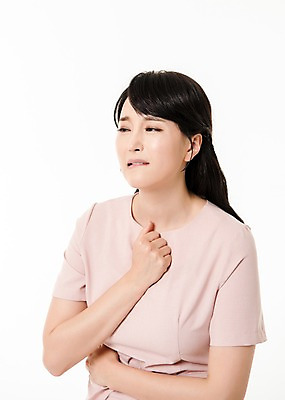 포토 JPG 스튜디오촬영 응시 여자 실내 한명 서기 상반신 성인 앞모습 30대 고통 한국인 찡그림 답답함 성인여자한명만 국내포토 1 시선 감정 뷰포인트 모션 표정 사람 동양인 내부 장년 감각 여자한명만 성인여자만 파일형식