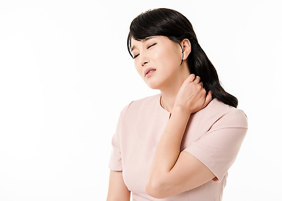 포토 JPG 스튜디오촬영 여자 실내 한명 서기 상반신 성인 앞모습 30대 고통 한국인 찡그림 어깨 근육통 성인여자한명만 국내포토 1 감정 뷰포인트 모션 표정 사람 동양인 내부 신체부위 장년 여자한명만 성인여자만 파일형식