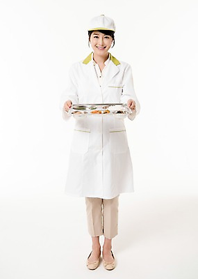 포토 JPG 스튜디오촬영 전신 여자 실내 한명 서기 미소 들기 성인 앞모습 30대 한국인 식판 급식 영양사 성인여자한명만 국내포토 1 뷰포인트 모션 표정 사람 동양인 내부 장년 여자한명만 성인여자만 파일형식