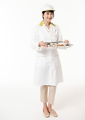 포토 JPG 스튜디오촬영 전신 응시 여자 실내 한명 서기 미소 들기 성인 앞모습 30대 한국인 식판 급식 영양사 성인여자한명만 국내포토 1 시선 뷰포인트 모션 표정 사람 동양인 내부 장년 여자한명만 성인여자만 파일형식