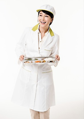 포토 JPG 스튜디오촬영 응시 여자 실내 한명 서기 미소 들기 상반신 성인 앞모습 30대 한국인 식판 급식 영양사 성인여자한명만 국내포토 1 시선 뷰포인트 모션 표정 사람 동양인 내부 장년 여자한명만 성인여자만 파일형식