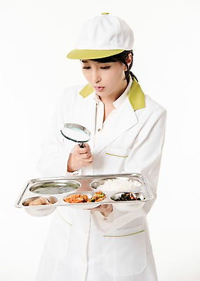 포토 JPG 스튜디오촬영 응시 여자 돋보기 실내 한명 서기 들기 상반신 성인 앞모습 30대 한국인 식판 급식 영양사 성인여자한명만 국내포토 1 시선 뷰포인트 모션 사람 동양인 내부 장년 여자한명만 성인여자만 파일형식