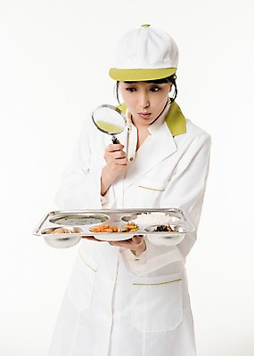 포토 JPG 스튜디오촬영 응시 여자 돋보기 실내 한명 서기 들기 상반신 성인 앞모습 30대 한국인 식판 급식 영양사 성인여자한명만 국내포토 1 시선 뷰포인트 모션 사람 동양인 내부 장년 여자한명만 성인여자만 파일형식