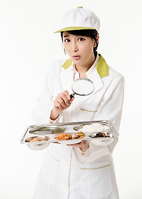 포토 JPG 스튜디오촬영 응시 여자 돋보기 실내 한명 서기 들기 상반신 성인 앞모습 30대 한국인 식판 급식 영양사 성인여자한명만 국내포토 1 시선 뷰포인트 모션 사람 동양인 내부 장년 여자한명만 성인여자만 파일형식