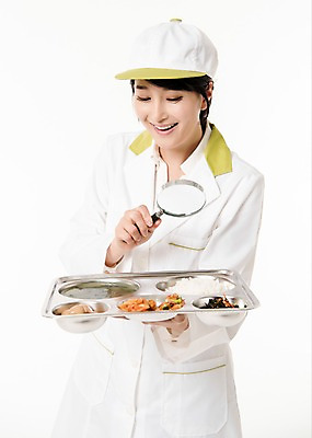 포토 JPG 스튜디오촬영 응시 여자 돋보기 실내 한명 서기 미소 들기 상반신 성인 앞모습 30대 한국인 식판 급식 영양사 성인여자한명만 국내포토 1 시선 뷰포인트 모션 표정 사람 동양인 내부 장년 여자한명만 성인여자만 파일형식