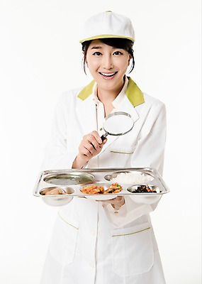 포토 JPG 스튜디오촬영 응시 여자 돋보기 실내 한명 서기 미소 들기 상반신 성인 앞모습 30대 한국인 식판 급식 영양사 성인여자한명만 국내포토 1 시선 뷰포인트 모션 표정 사람 동양인 내부 장년 여자한명만 성인여자만 파일형식