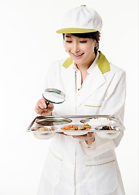 포토 JPG 스튜디오촬영 응시 여자 돋보기 실내 한명 서기 미소 들기 상반신 성인 앞모습 30대 한국인 식판 급식 영양사 성인여자한명만 국내포토 1 시선 뷰포인트 모션 표정 사람 동양인 내부 장년 여자한명만 성인여자만 파일형식