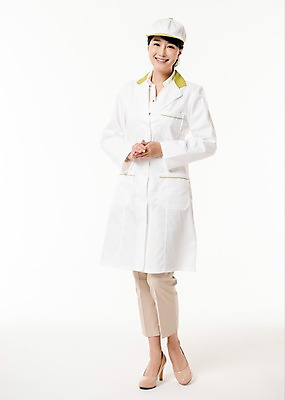 포토 JPG 스튜디오촬영 전신 여자 모션 실내 한명 서기 미소 손짓 성인 앞모습 30대 한국인 손모으기 영양사 성인여자한명만 국내포토 1 뷰포인트 표정 사람 동양인 내부 장년 여자한명만 성인여자만 파일형식