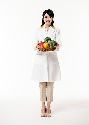 포토 JPG 스튜디오촬영 전신 여자 채소 파프리카 실내 한명 서기 미소 들기 성인 앞모습 30대 바구니 한국인 브로콜리 영양사 성인여자한명만 국내포토 1 뷰포인트 모션 표정 사람 동양인 내부 장년 여자한명만 성인여자만 파일형식