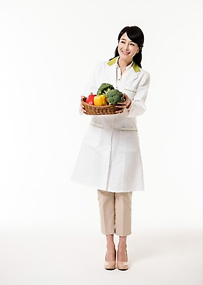 포토 JPG 스튜디오촬영 전신 응시 여자 채소 파프리카 실내 한명 서기 미소 들기 성인 앞모습 30대 바구니 한국인 브로콜리 영양사 성인여자한명만 국내포토 1 시선 뷰포인트 모션 표정 사람 동양인 내부 장년 여자한명만 성인여자만 파일형식