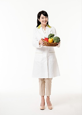 포토 JPG 스튜디오촬영 전신 응시 여자 채소 파프리카 실내 한명 서기 미소 들기 성인 앞모습 30대 바구니 한국인 브로콜리 영양사 성인여자한명만 국내포토 1 시선 뷰포인트 모션 표정 사람 동양인 내부 장년 여자한명만 성인여자만 파일형식 인종 여자만 성인만