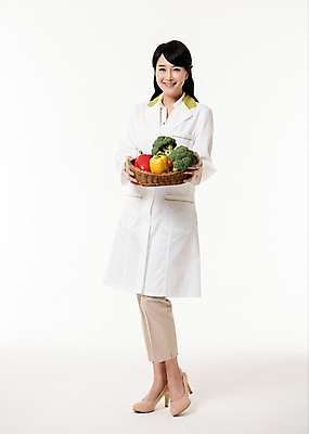 포토 JPG 스튜디오촬영 전신 여자 채소 파프리카 실내 한명 서기 미소 들기 성인 앞모습 30대 바구니 한국인 브로콜리 영양사 성인여자한명만 국내포토 1 뷰포인트 모션 표정 사람 동양인 내부 장년 여자한명만 성인여자만 파일형식