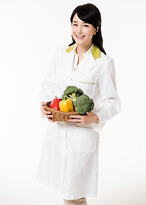 포토 JPG 스튜디오촬영 여자 채소 파프리카 실내 한명 서기 미소 들기 상반신 성인 앞모습 30대 바구니 한국인 브로콜리 영양사 성인여자한명만 국내포토 1 뷰포인트 모션 표정 사람 동양인 내부 장년 여자한명만 성인여자만 파일형식