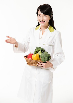 포토 JPG 스튜디오촬영 여자 채소 파프리카 실내 한명 서기 미소 들기 상반신 성인 앞모습 30대 바구니 한국인 가리킴 브로콜리 영양사 성인여자한명만 국내포토 1 뷰포인트 모션 표정 사람 동양인 손짓 내부 장년 여자한명만 성인여자만 파일형식