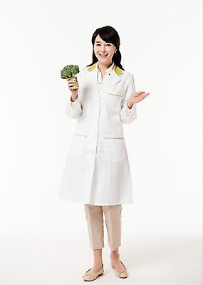 포토 JPG 스튜디오촬영 전신 여자 실내 한명 서기 미소 들기 성인 앞모습 30대 한국인 브로콜리 영양사 성인여자한명만 국내포토 1 뷰포인트 채소 모션 표정 사람 동양인 내부 장년 여자한명만 성인여자만 파일형식