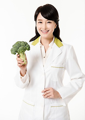 포토 JPG 스튜디오촬영 여자 실내 한명 서기 미소 들기 상반신 성인 앞모습 30대 한국인 브로콜리 영양사 성인여자한명만 국내포토 1 뷰포인트 채소 모션 표정 사람 동양인 내부 장년 여자한명만 성인여자만 파일형식