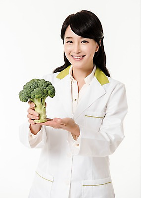 포토 JPG 스튜디오촬영 여자 실내 한명 서기 미소 들기 상반신 성인 앞모습 30대 한국인 브로콜리 영양사 성인여자한명만 국내포토 1 뷰포인트 채소 모션 표정 사람 동양인 내부 장년 여자한명만 성인여자만 파일형식