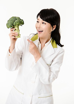포토 JPG 스튜디오촬영 응시 여자 실내 한명 서기 미소 들기 상반신 성인 앞모습 30대 한국인 가리킴 브로콜리 영양사 성인여자한명만 국내포토 1 시선 뷰포인트 채소 모션 표정 사람 동양인 손짓 내부 장년 여자한명만 성인여자만 파일형식