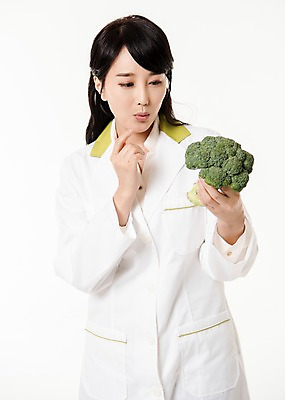 포토 JPG 스튜디오촬영 여자 실내 한명 서기 미소 들기 상반신 성인 앞모습 30대 한국인 브로콜리 영양사 성인여자한명만 국내포토 1 뷰포인트 채소 모션 표정 사람 동양인 내부 장년 여자한명만 성인여자만 파일형식
