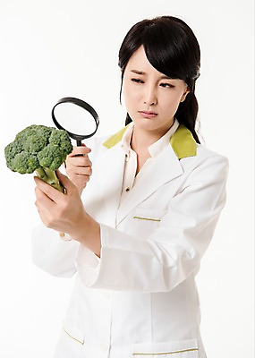 포토 JPG 스튜디오촬영 응시 여자 돋보기 실내 한명 서기 들기 상반신 성인 앞모습 30대 한국인 관찰 브로콜리 영양사 성인여자한명만 국내포토 1 시선 뷰포인트 채소 모션 사람 동양인 내부 장년 여자한명만 성인여자만 파일형식