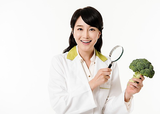 포토 JPG 스튜디오촬영 여자 돋보기 실내 한명 서기 미소 들기 상반신 성인 앞모습 30대 한국인 관찰 브로콜리 영양사 성인여자한명만 국내포토 1 뷰포인트 채소 모션 표정 사람 동양인 내부 장년 여자한명만 성인여자만 파일형식