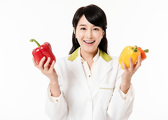 포토 JPG 스튜디오촬영 여자 파프리카 실내 한명 서기 미소 들기 상반신 성인 앞모습 30대 한국인 영양사 성인여자한명만 국내포토 1 뷰포인트 채소 모션 표정 사람 동양인 내부 장년 여자한명만 성인여자만 파일형식