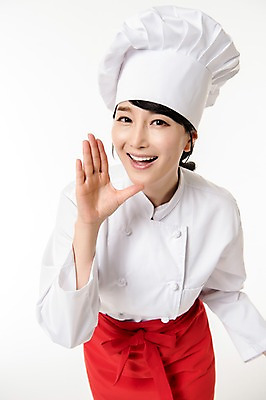 포토 JPG 스튜디오촬영 여자 모션 실내 한명 서기 미소 손짓 상반신 성인 앞모습 30대 요리사 외침 한국인 조리복 제빵사 성인여자한명만 국내포토 직업 1 뷰포인트 유니폼 표정 사람 동양인 내부 장년 소리 여자한명만 성인여자만 파일형식