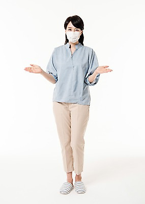 포토 JPG 스튜디오촬영 전신 여자 실내 마스크 설명 한명 서기 손짓 성인 앞모습 30대 한국인 성인여자한명만 국내포토 1 뷰포인트 모션 사람 동양인 내부 장년 여자한명만 성인여자만 파일형식