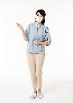 포토 JPG 스튜디오촬영 전신 응시 여자 실내 마스크 설명 한명 서기 손짓 성인 앞모습 30대 한국인 가리킴 성인여자한명만 국내포토 1 시선 뷰포인트 모션 사람 동양인 내부 장년 여자한명만 성인여자만 파일형식