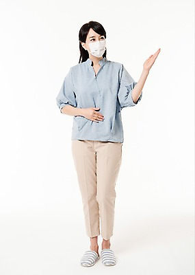 포토 JPG 스튜디오촬영 전신 응시 여자 실내 마스크 설명 한명 서기 손짓 성인 앞모습 30대 한국인 가리킴 성인여자한명만 국내포토 1 시선 뷰포인트 모션 사람 동양인 내부 장년 여자한명만 성인여자만 파일형식