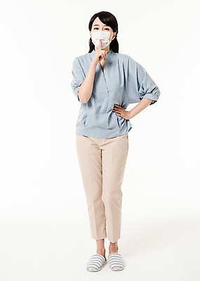 포토 JPG 스튜디오촬영 전신 여자 허리손 실내 마스크 한명 서기 손짓 성인 앞모습 30대 한국인 쉿 성인여자한명만 국내포토 1 뷰포인트 포즈 모션 사람 동양인 내부 장년 조용 여자한명만 성인여자만 파일형식