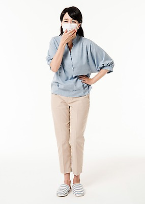 포토 JPG 스튜디오촬영 전신 여자 허리손 실내 마스크 한명 서기 손짓 성인 앞모습 30대 한국인 찡그림 기침 황사 성인여자한명만 코로나바이러스 국내포토 1 뷰포인트 포즈 모션 표정 사람 동양인 내부 장년 바이러스 먼지 여자한명만 성인여자만 파일형식