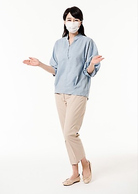 포토 JPG 스튜디오촬영 전신 여자 실내 마스크 설명 한명 서기 손짓 성인 앞모습 30대 한국인 성인여자한명만 국내포토 1 뷰포인트 모션 사람 동양인 내부 장년 여자한명만 성인여자만 파일형식