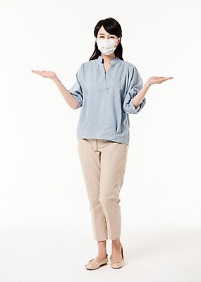 포토 JPG 스튜디오촬영 전신 여자 실내 마스크 설명 한명 서기 손짓 성인 앞모습 30대 한국인 성인여자한명만 국내포토 1 뷰포인트 모션 사람 동양인 내부 장년 여자한명만 성인여자만 파일형식