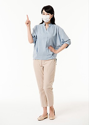 포토 JPG 스튜디오촬영 전신 여자 허리손 실내 마스크 설명 한명 서기 손짓 성인 앞모습 30대 한국인 가리킴 성인여자한명만 국내포토 1 뷰포인트 포즈 모션 사람 동양인 내부 장년 여자한명만 성인여자만 파일형식