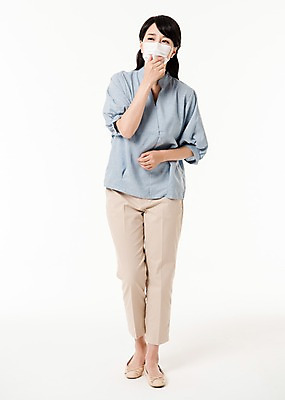 포토 JPG 스튜디오촬영 전신 여자 실내 마스크 한명 서기 손짓 성인 앞모습 30대 한국인 기침 황사 성인여자한명만 코로나바이러스 국내포토 1 뷰포인트 모션 사람 동양인 내부 장년 바이러스 먼지 여자한명만 성인여자만 파일형식