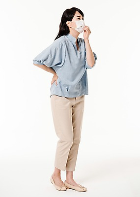 포토 JPG 스튜디오촬영 전신 여자 실내 마스크 한명 서기 손짓 성인 옆모습 30대 한국인 기침 황사 성인여자한명만 코로나바이러스 국내포토 1 뷰포인트 모션 사람 동양인 내부 장년 바이러스 먼지 여자한명만 성인여자만 파일형식