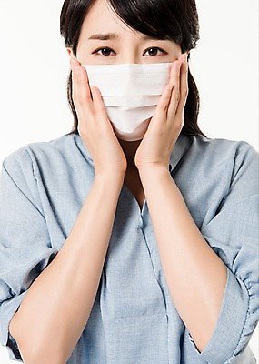 포토 JPG 스튜디오촬영 여자 실내 마스크 한명 서기 손짓 상반신 성인 앞모습 30대 한국인 고민 성인여자한명만 국내포토 1 감정 뷰포인트 모션 사람 동양인 내부 장년 여자한명만 성인여자만 파일형식