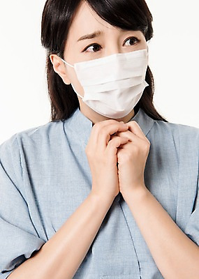 포토 JPG 스튜디오촬영 응시 여자 실내 마스크 한명 서기 상반신 성인 앞모습 30대 한국인 고민 손모으기 성인여자한명만 국내포토 1 시선 감정 뷰포인트 모션 사람 동양인 손짓 내부 장년 여자한명만 성인여자만 파일형식