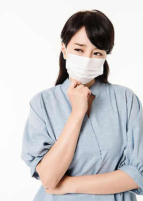 포토 JPG 스튜디오촬영 응시 여자 실내 마스크 한명 서기 손짓 상반신 성인 앞모습 30대 한국인 고민 성인여자한명만 국내포토 1 시선 감정 뷰포인트 모션 사람 동양인 내부 장년 여자한명만 성인여자만 파일형식