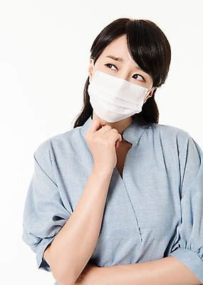 포토 JPG 스튜디오촬영 응시 여자 실내 마스크 한명 서기 손짓 상반신 성인 앞모습 30대 한국인 고민 성인여자한명만 국내포토 1 시선 감정 뷰포인트 모션 사람 동양인 내부 장년 여자한명만 성인여자만 파일형식