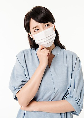 포토 JPG 스튜디오촬영 응시 여자 실내 마스크 한명 서기 손짓 상반신 성인 앞모습 30대 한국인 고민 성인여자한명만 국내포토 1 시선 감정 뷰포인트 모션 사람 동양인 내부 장년 여자한명만 성인여자만 파일형식