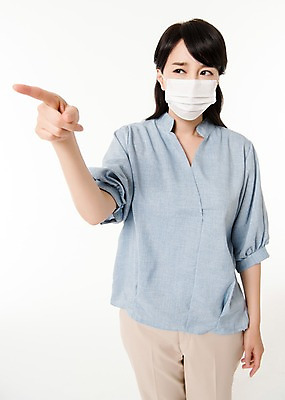포토 JPG 스튜디오촬영 응시 여자 실내 마스크 한명 서기 상반신 성인 앞모습 30대 한국인 가리킴 삿대질 성인여자한명만 국내포토 1 시선 뷰포인트 모션 사람 동양인 손짓 내부 여자한명만 성인여자만 파일형식 인종 여자만 성인만