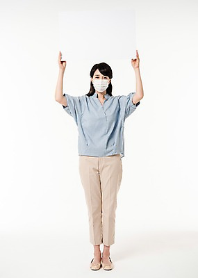 포토 JPG 스튜디오촬영 전신 배너 여자 사각프레임 실내 마스크 한명 서기 들기 성인 앞모습 30대 한국인 성인여자한명만 국내포토 1 뷰포인트 모션 프레임 사람 동양인 내부 장년 사각형 여자한명만 성인여자만 파일형식