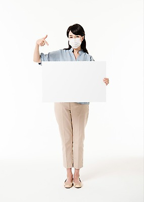포토 JPG 스튜디오촬영 전신 배너 여자 사각프레임 실내 마스크 한명 서기 들기 성인 앞모습 30대 한국인 가리킴 성인여자한명만 국내포토 1 뷰포인트 모션 프레임 사람 동양인 손짓 내부 장년 사각형 여자한명만 성인여자만 파일형식