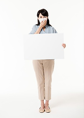 포토 JPG 스튜디오촬영 전신 배너 여자 사각프레임 실내 마스크 한명 서기 들기 성인 앞모습 30대 한국인 찡그림 성인여자한명만 국내포토 1 뷰포인트 모션 프레임 표정 사람 동양인 내부 장년 사각형 여자한명만 성인여자만 파일형식
